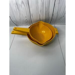 Set Of 2 Vintage Tupperware Classic Colander/Strainer Yellow 1 Quart And 2 Quart